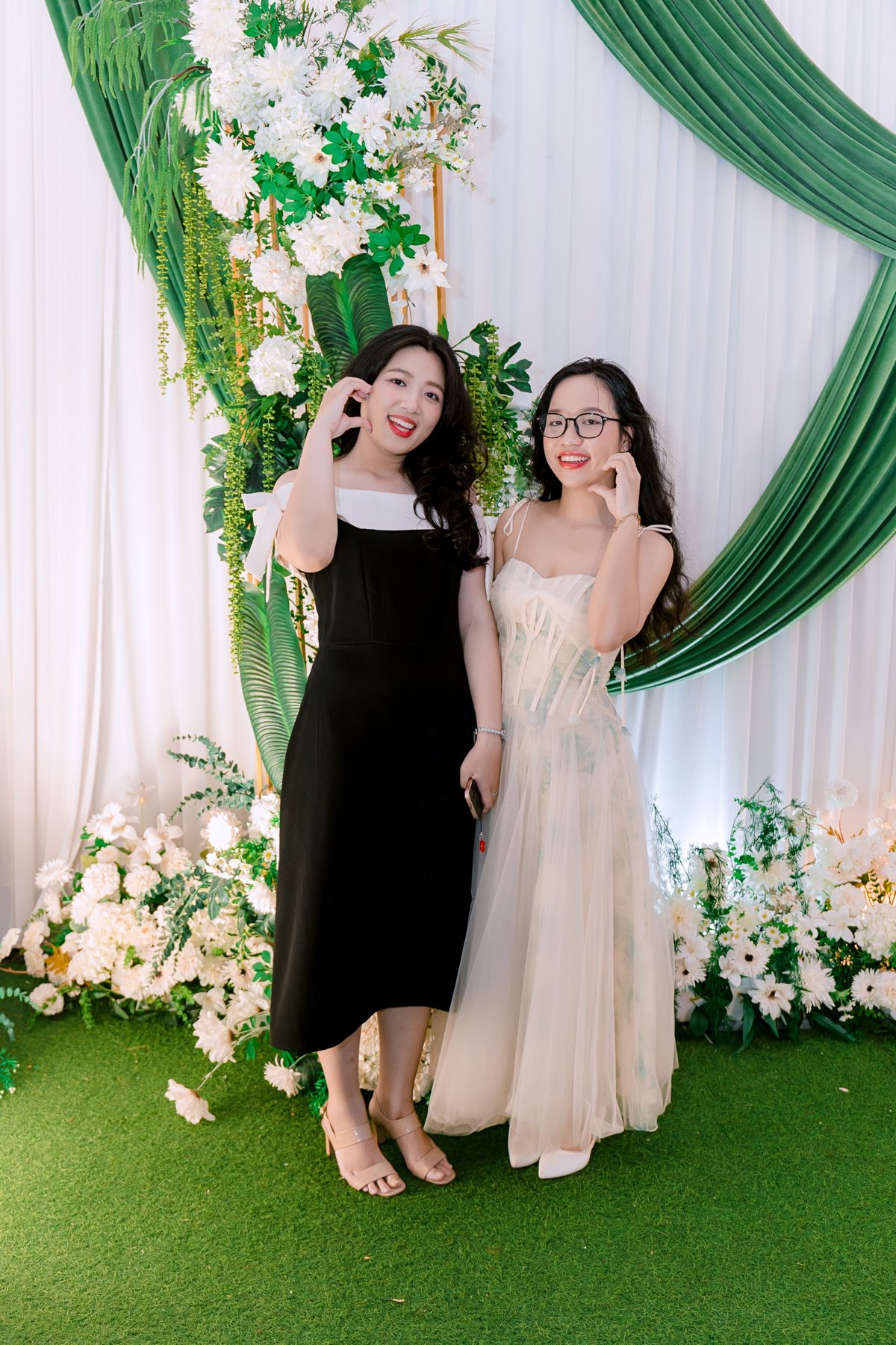 Invitées devant un décor floral